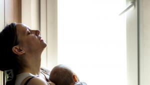 Pajzsmirigyzavart is jelezhet a szülés utáni fáradtság és szorongás: gyulladás állhat a háttérben