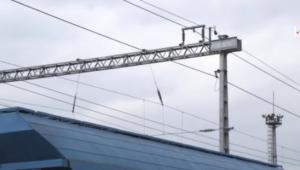 Vonattetőre mászott három fiatal, súlyos égési sérüléseket szenvedtek az áramütéstől