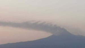 Ritka jelenség: Látványos Kelvin-Helmholtz hullámokat festett meg az Etna füstje