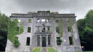 Szellemeket véltek látni turisták egy kísérteties, elhagyatott kúriánál, amely az erdő közepén áll Írországban