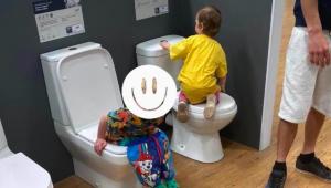 Azt hitte, hogy igazi, ezért belekakilt egy áruházi bemutató vécébe egy kisfiú Angliában