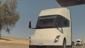 Ritka pillanat: Tesla teherautót láttak a kaliforniai autópályán