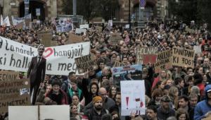 „Nem félünk, nem hátrálunk és nekünk van igazunk” - szolidaritási tüntetés a tanárok mellett