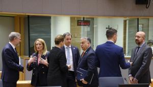 
Orbán szerint a brüsszeli bürokraták döntenek a szankciókról, de valójában a magyar kormány is rendre megszavazza azokat
