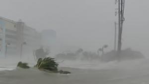 Így lepték el a 4,5 méteres hullámok Fort Myers Beach-et