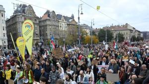 Távol áll az elfogadhatótól a kormány ajánlata a pedagógus-szakszervezetek szerint