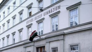 Ülősztrájkba kezdtek a budapesti Eötvös Gimnázium diákjai