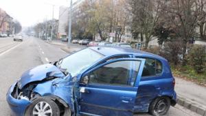Ittasan, jogosítvány nélkül, a piroson áthajtva okozott balesetet egy budapesti férfi, majd cserben hagyta a megsérült vétlen sofőrt