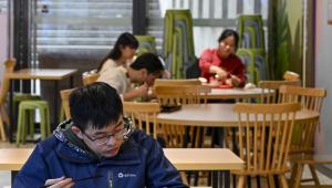 Kínában a tömegtiltakozások hatására enyhítenek a covid miatti korlátozásokon