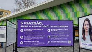 Még december 4-ig Győrben állomásozik Donáth Anna „igazságkiállítása”