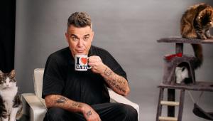 Két legenda egy színpadon: Robbie Williams új premierjében egy fekete-fehér cicával énekel