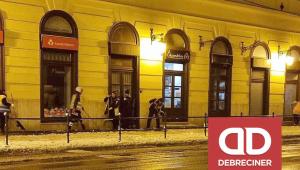 Elsők között a Régi Városháza mellett takarították el a havat Debrecenben