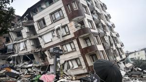 Törökországban őrizetbe vettek két kiskorút, akik a földrengés áldozatain gúnyolódtak