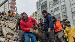 A törökországi-szíriai földrengések túlélői a romok alól kiabálnak, közben éjszaka fagyhalál is fenyegeti őket