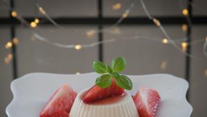 Várd a tavaszt ezzel a mennyei epres panna cotta desszerttel!