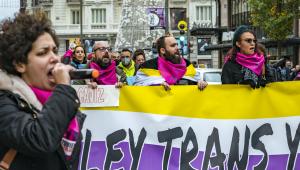 
Kamaszok nemváltó műtétjeit látja az új spanyol transztörvényben a Fidesz-közeli intézet, pedig annak semmi köze a szikéhez
