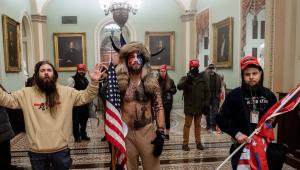 A közmédia is lehozta Tucker Carlson félrevezető anyagát, ami szerint a QAnon-sámán csak békésen sétálgatott a Capitoliumban