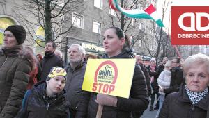 A kormány és Papp a hazugságok, a cívis polgárok az igazság oldalán – A kínai akkugyár ellen szervezett tüntetést a Momentum