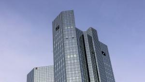 Ezúttal a Deutsche Bank árfolyama zuhant nagyot, elemzők irracionális piaci folyamatokról beszélnek