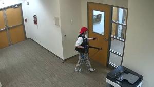 Videón, ahogy a nashville-i lövöldöző fegyverrel a kezében járkál az iskolában