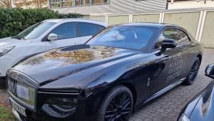 Elektromos sötétség, avagy ilyen a Rolls-Royce Spectre, ha mindene fekete