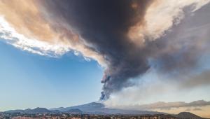 Az Etna kitörése miatt lezárták Catania repterét vasárnap