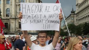 A Kossuth téren tiltakoztak a státusztörvény ellen