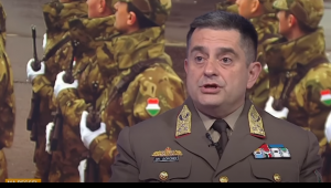 Az új vezérkari főnök egyik első intézkedése, hogy minden katona köteles folyamatosan magánál tartani a fegyverét