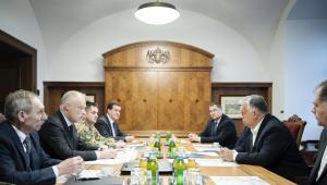 Rogán ott ült Orbán mellett a védelmi tanácsban, de ez a miniszterelnök fotójáról valahogy lemaradt