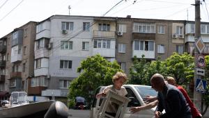 Az ukrán kormányzó szerint az oroszok folyamatos ágyúzással nehezítik a mentést az elárasztott területeken
