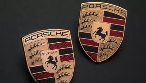 Alig észrevehetően, de megújult a Porsche emblémája