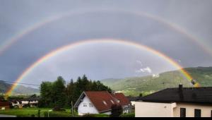 Gyönyörű szivárvány a tomboló szupercella után