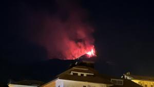 Lávaszökőkutat és piros repülési színkódot hozott az Etna augusztus 13-i kitörése