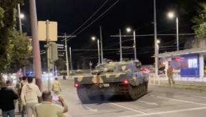 Egy tank gurult éjjel a Hungária körúton a Hős utcánál