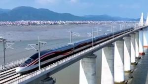 Gyorsvasúttal át a tengeren: érzékeny partszakaszon indított tengeri vonatot Kína