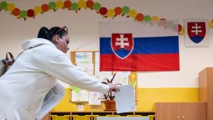 Szlovák választás: rosszullét miatt egy helyen tovább szavazhatnak, így csak később lesznek exit pollok
