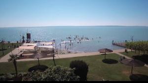 A bátrabbak még megmártóznak a Balatonban