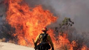 A Highland fire pusztítja Kalifornia Riverside megyéjét