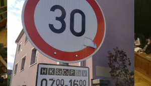 Balla Jenő felszólalása után kiegészítő táblát kapott a Szövetség utcai 30-as tábla