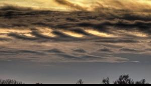 Fodros Kelvin-Helmholtz felhők díszítették az eget