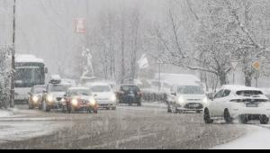 Ömlött a hó a Dunakanyarban, lelassult a forgalom az utakon