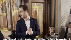 Videón, ahogy a fideszes képviselők szó nélkül elmennek Karsai Dániel mellett