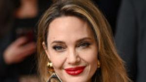 Angelina Jolie nyilvánosan üzent Brad Pittnek: új tetoválása különleges jelentéssel bír