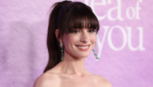 Anne Hathaway már viseli: ez a csúnya cipő lesz a divat idén nyáron