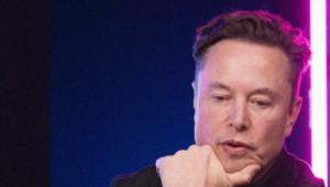 Elon Musk feketelistára rakhatja az Apple termékeit a vállalatainál