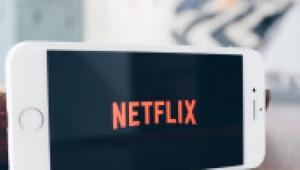 A magyar Netflixen egy bérgyilkosos romantikus vígjáték tarol, és a cápák is eszik az embereket