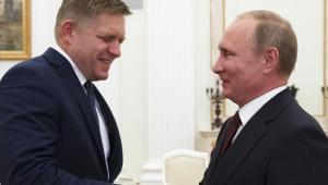 Robert Fico együtt parádézhat Putyinnal Moszkvában 