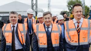Senki nem vállalja be, hogy Mészáros és Szijjártó miatt lezárt egy vasúti átjárót