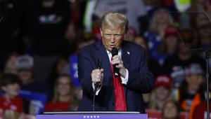 Trump felhúzta magát a hangtechnikán, majd orális szexet imitált egy mikrofonnal