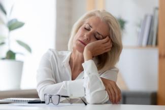 Tünetek menopauza után, amiket komolyan kell venni: a hüvelyi folyás és a viszketés is problémáról árulkodhat